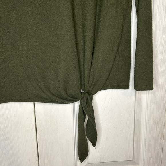 2 Sweaters size Medium - Picture 2 of 8